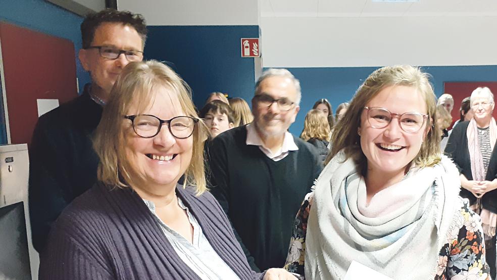 Anna Canovas (links) überreichte die 800 Euro an Lehrerin Deike Hofmann. Im Gegenzug gab es für den Freundeskreis Tüten mit selbstgebackenen Leckereien.  © Foto: Berents