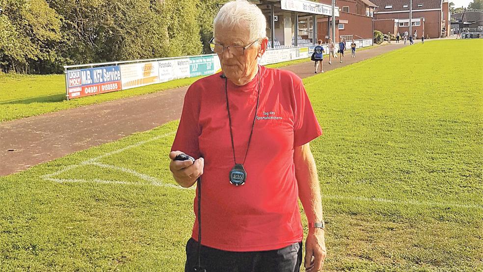 Neben dem Maßband war vor allem auch die Stoppuhr ein wichtiges Instrument für Heinrich Siemons, wenn er die Leistungen der Teilnehmer für das Sportabzeichen überprüfte.  © Foto: privat