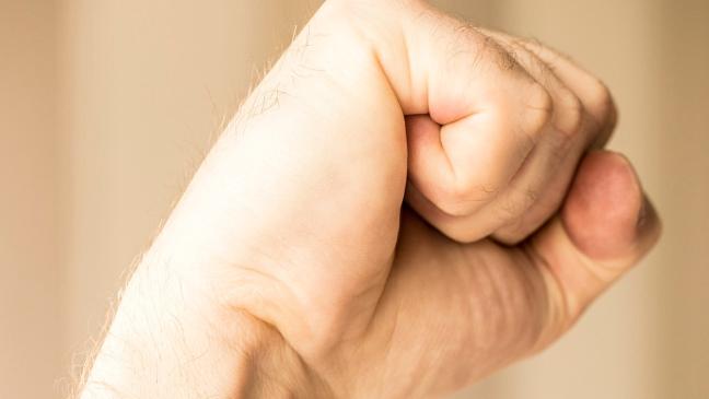 Mann bedroht Lebensgefährtin und Polizisten