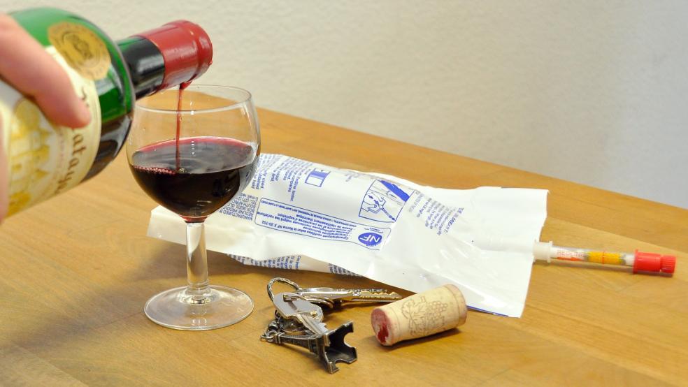 Ein Atemalkoholtest bei der 42-Jährigen ergab einen Wert von 1,62 Promille. Eine Blutentnahme wurde veranlasst und der Führerschein der Frau sichergestellt. © Fischer (dpa/Symbolfoto)