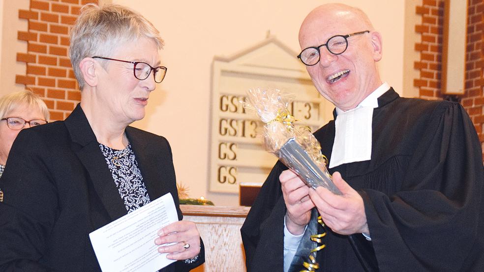 Die Kirchenratsvorsitzende Okka Janssen bedankte sich im Namen der Gemeinde für die Zusammenarbeit in den vergangenen neun Jahren.  © Foto: Himstedt