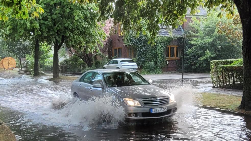 Bei Starkregen ist die Kanalisation nicht nur in der Stadt Weener oft überfordert, die Straßen stehen unter Wasser, wie hier in Leer.  © Archivfoto: Wolters