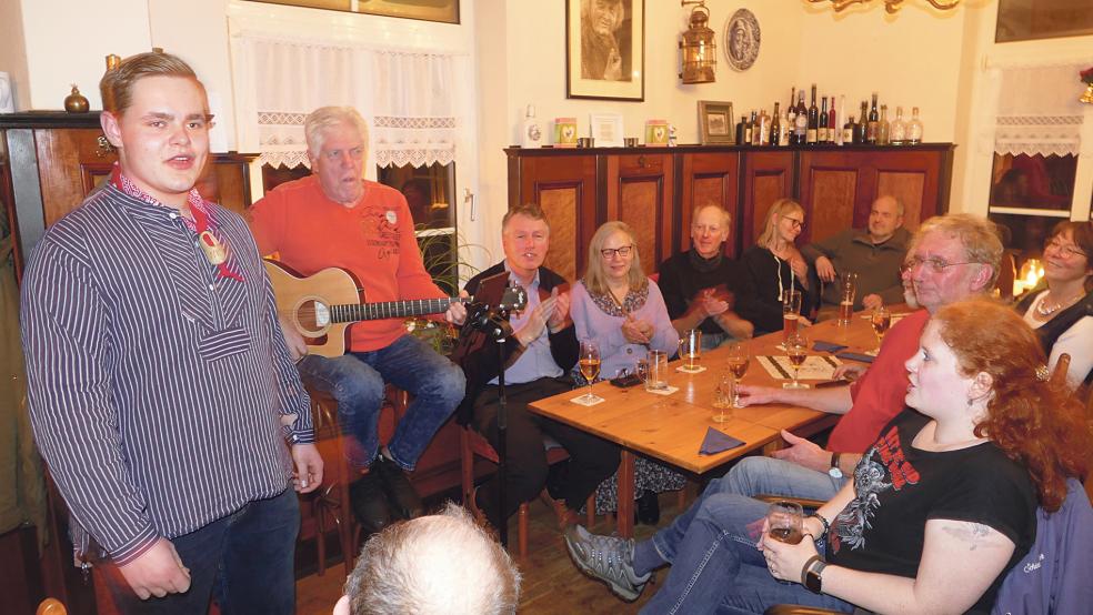 Prall gefüllt war das »Kukelorum« in Aurich beim Treffen des Flesner-Freundeskreises.  © Foto: Jürgens