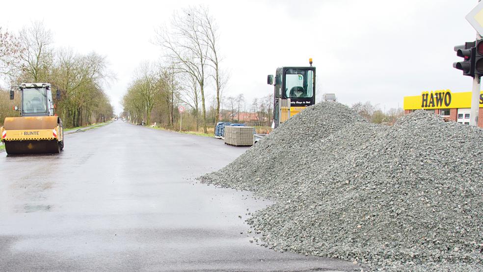 Offiziell noch gesperrt: Der B 436-Abschnitt zwischen »Kleiner Bollen« und Kreisel in Möhlenwarf.  © Foto: Hanken