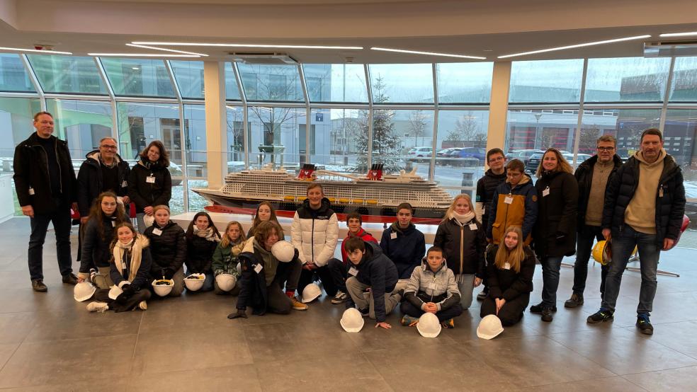 Die Austauschschüler bei ihrem Werft-Besuch, rechts im Bild Ausbilder Günter Geerdes aus Weener, neben ihm Chrisian Norda. © Oberschule