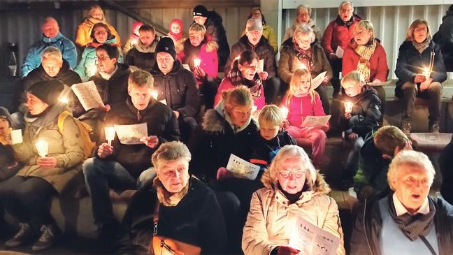 Adventssingen bei Kerzenschein auf der TV-Tribüne