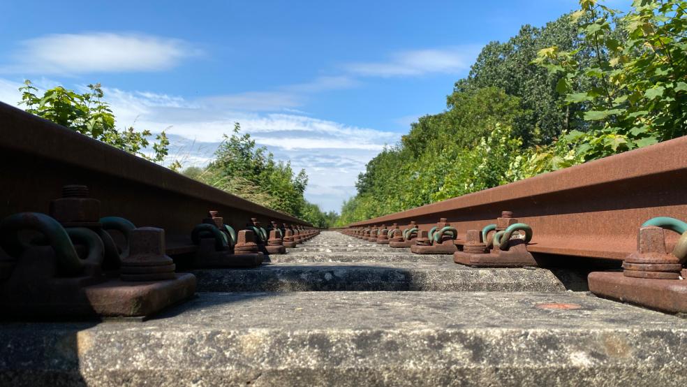Ein Mann lief am Emder Bahnhof im Gleisbett herum. Er weigerte sich, die Schienen zu verlassen. © Hanken (Archiv)