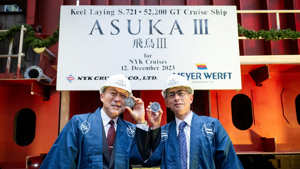 Bei der Kiellegung: Die Münzen platzierten Hisaya Higuchi (NYK Line) und Yoshiharu Tsutsumi (NYK Cruises). © Meyer Werft