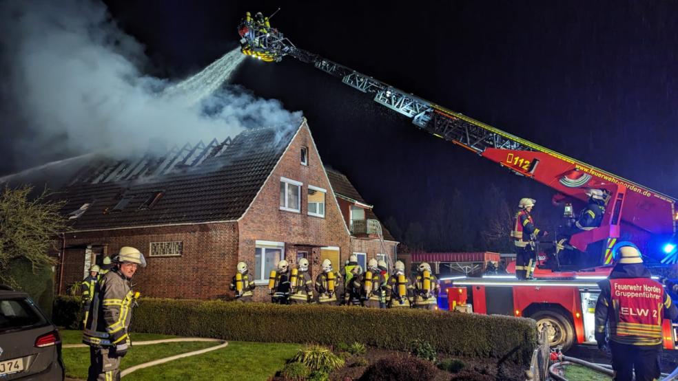 Bei einem Dachstuhlbrand wurde ein Mehrfamilienhaus in Großheide so stark beschädigt, dass es unbewohnbar ist. © Feuerwehr