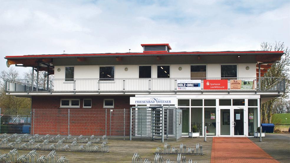 Auf dem Dach des Betriebsgebäudes des Friesenbades soll die Photovoltaik-Anlage montiert werden.  © Archivfoto: Hoegen