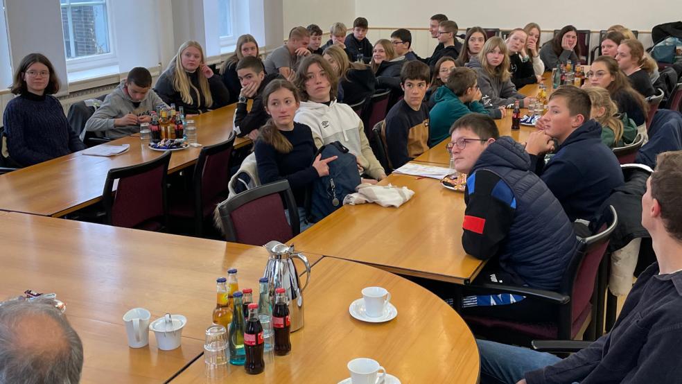 Im Rathaus der Stadt Weener wurden die französischen Austauschschüler von Bürgermeister Heiko Abbas empfangen. © Oberschule