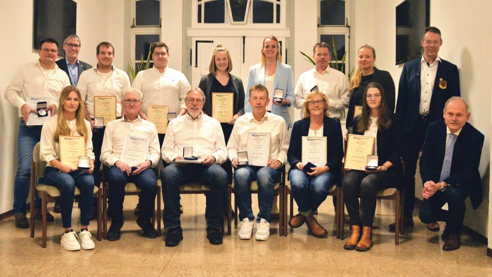 Bürgermeister Heiko Abbas (obere Reihe, Zweiter von links) lud für die Verleihung der Sportmedaille an die Weeneraner Rettungsschwimmer ins Rathaus ein. Kreissportbund-Vorsitzender Jörg Kromminga (rechts hockend) und DLRG-Ortsgruppen-Vorsitzender Norbert Loger (stehend rechts) nahmen die Ehrungen vor. 13 der insgesamt 17 Rettungsschwimmer, die geehrt werden sollten, nahmen ihre bronzenen oder silbernen Sportmedaillen und Urkunden entgegen.  © Foto: Born