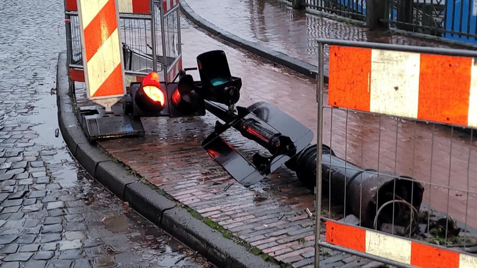 Eine Ampel vor der Rathausbrücke ist heute Nacht umgefahren worden. © Wolters