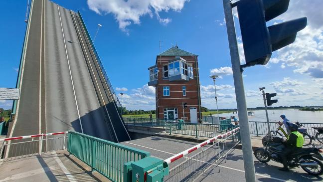 Schiff muss vor Jann-Berghaus-Brücke notbremsen