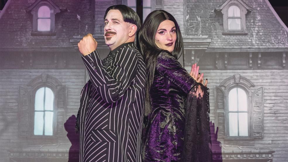 Schlagkräftige Kombination: Gomez Addams und seine düstere Gattin Morticia überzeugten auf der Bühne.  © Foto: Landesbühne