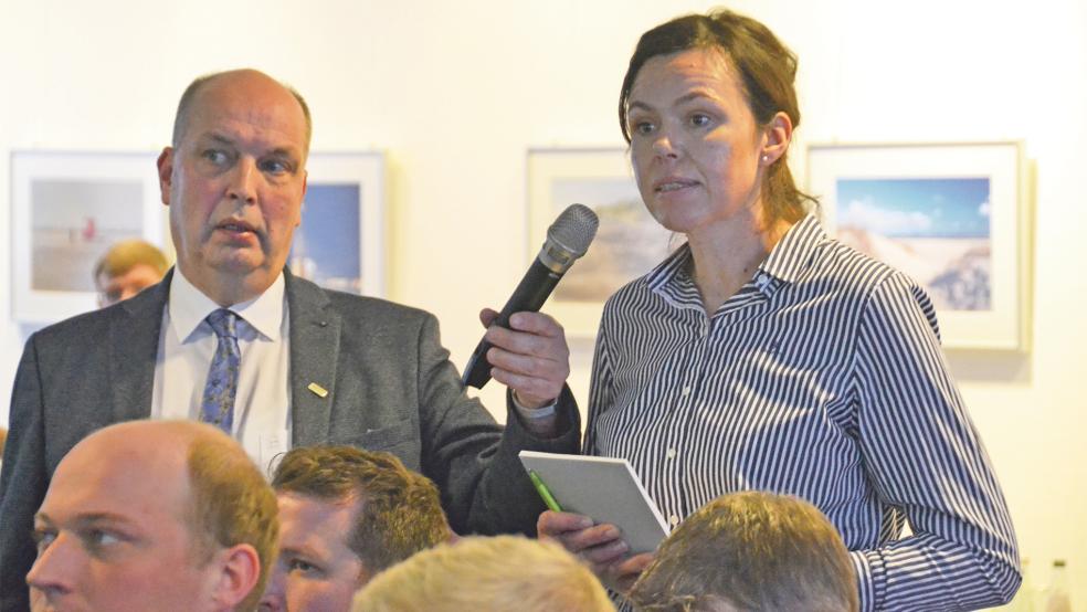 Der ostfriesische LHV-Präsident Manfred Tannen mit der Landwirtin Milva Iderhof.  © Foto: Recke