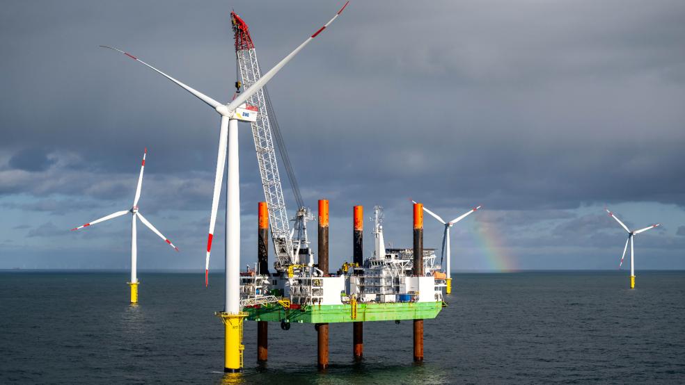 Das Offshore-Windkraftanlagen-Errichterschiff „Thor“ im Windpark Riffgat, rund 15 Kilometer nördlich der Insel Borkum. Es war der allererste kommerzielle deutsche Windpark in der Nordsee. © Schuldt (dpa)