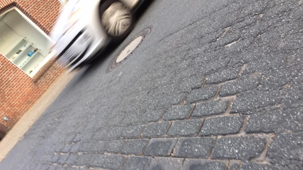 Immer mehr Verkehr und zum Teil marode Straßen, der Verkehrslärm nimmt zu.  © Archivfoto: Hoegen