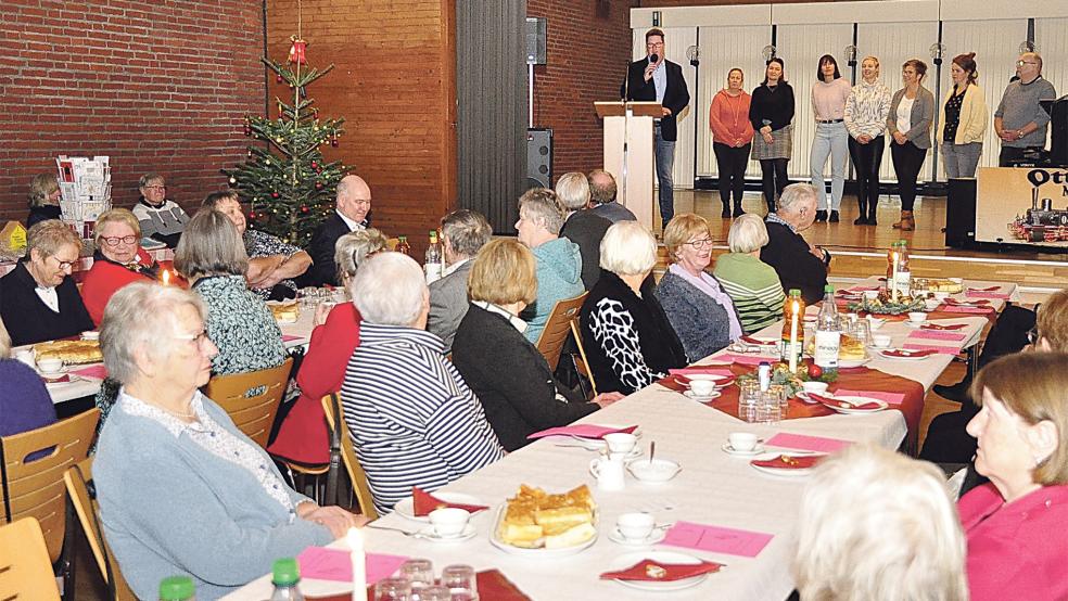 Ortsvorsteher Sönke Eden bei der Begrüßung auf der Bühne mit den ehrenamtlichen Helferinnen des Nachmittags.  © Foto: Wolters