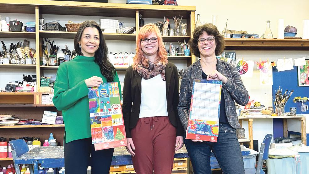 Präsentieren stolz das Ergebnis des Kinderkunstkurses: (von links) Kursleiterin Ceciana Franca, Franziska Lorey (Score Emden) und Elenor Simon-Löcken, Geschäftsführerin der Kulturwerkstatt.  © Foto: privat