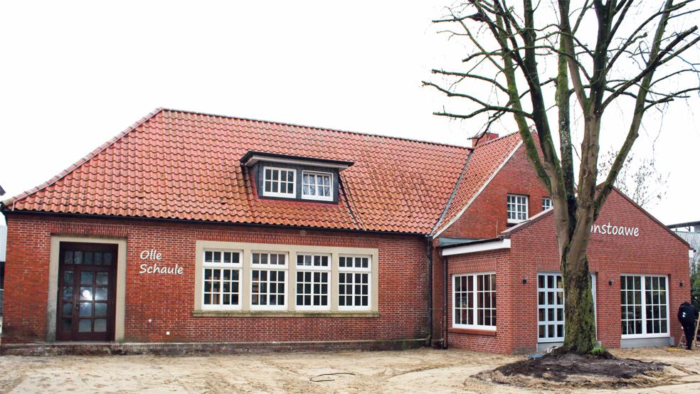 Bis zur angepeilten Eröffnung des Dorfladens im Januar 2024 ist insbesondere im Außenbereich des frisch erneuerten Dorfgemeinschaftshauses in Brual noch einiges zu tun.  © Fotos: Belling