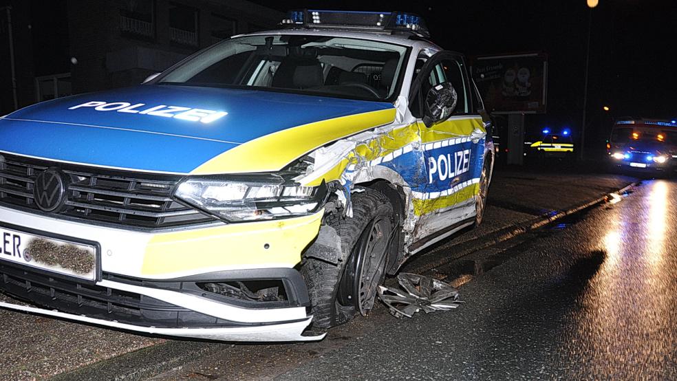 Schwer beschädigt wurden sowohl der Streifenwagen als auch der Dacia, dessen Fahrer den Unfall verursacht hatte. © Wolters