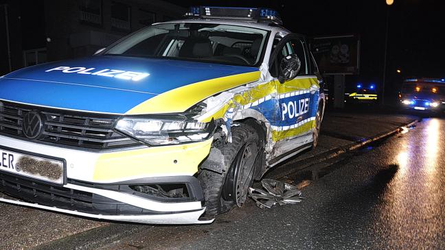 Schwerer Unfall mit Polizeiwagen