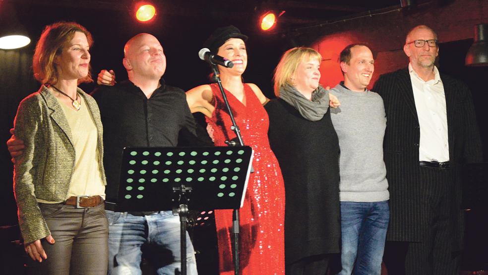 Annie Heger (rotes Kleid) und ihre Band, ihre Cousine Insina Lüschen und die Liedermacherin Sabine Hermann holten sich Ende des dreistündigen Programms anhaltenden Applaus ab.  © Foto: Eden