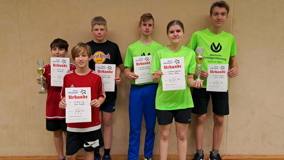 Frisia Loga (rote Trikots) und Teutonia Stapelmoor (grüne Trikots) wurden Kreispokalsieger in den Klassen Jungen 15 und Jungen 19. Max Weiß (von links), Luca Kupiel, Benno Nüsse, Max Onno van der Laan, Marina Markus und Johannes Kirschner präsentieren ihre Pokale und Siegerurkunden.  © Foto: privat