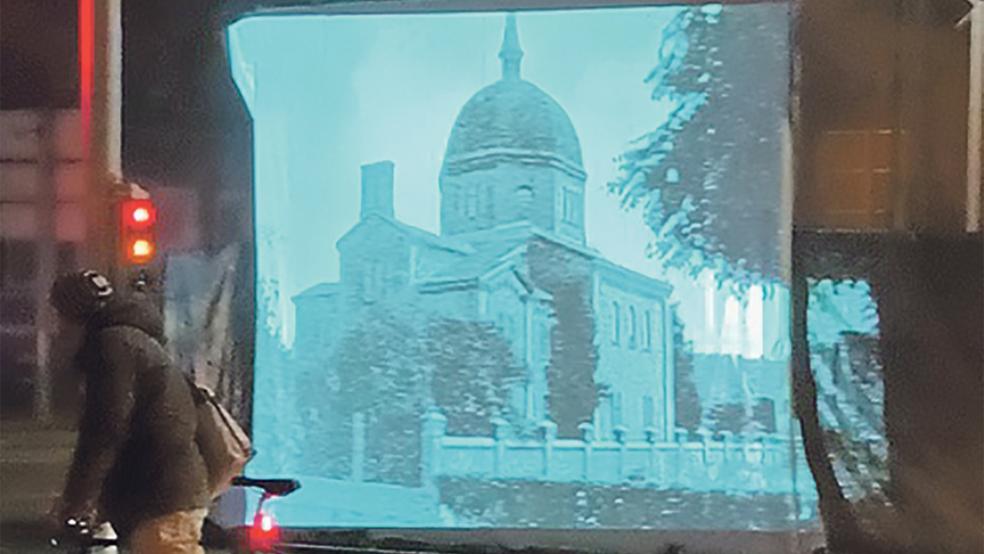 Auf eine Leinwand am Ort der ehemaligen Synagoge wurde ein Foto des in der Pogromnacht von 1938 durch Nationalsozialisten zerstörten Gebäudes projiziert.  © Foto: GFCJZ Ostfriesland