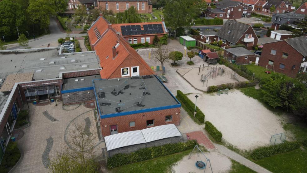 Die Grundschule in Bingum aus der Vogelperspektive: In Anbetracht starker Risse und vorgefundener Schadstoffe hält die Stadtverwaltung einen Neubau für erforderlich. © Stadt Leer