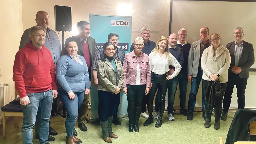 Der neue Vorstand der CDU Weener mit Landtagsabgeordnetem und Bürgermeister (von links): Bernd Feenders, Jörg Wilbers, Meike Lübbers, Martin Jhering, Unakun Boonchoo, Uwe Schulte, Hildegard Hinderks, Ulf Thiele, Helene Huisinga, Patrick Frey, Jan-Luiko Robbe, Reinhard Schüür, Frauke Bock und Heiko Abbas. Es fehlt Andreas Groen.  © Foto: CDU Weener