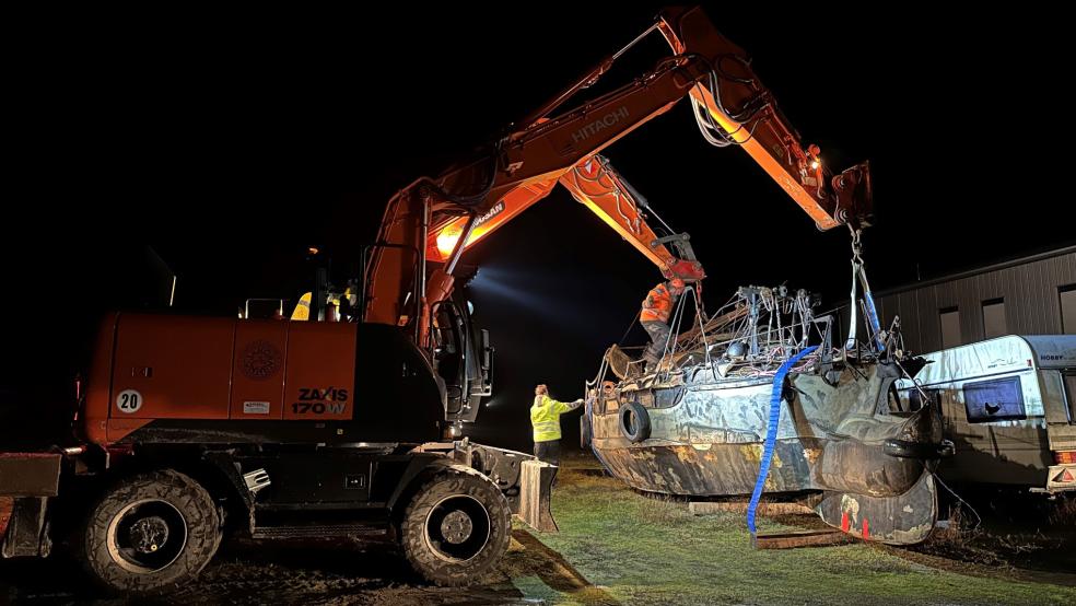 Wegen einer Überbreite des Segelbootes von mehr als vier Metern ist der Abtransport mit dem Tieflader nicht gelungen. © Bartels (dpa)