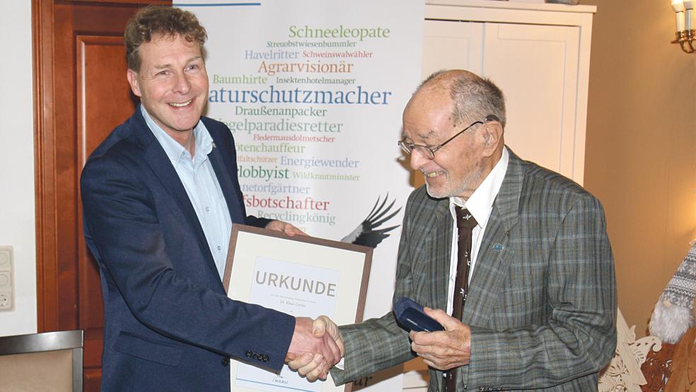 Der NABU-Landesvorsitzende Dr. Holger Buschmann (links) zeichnete Dr. Klaus Gerdes aus.  © Foto: Dr. Johannes-Georg Linz (NABU)