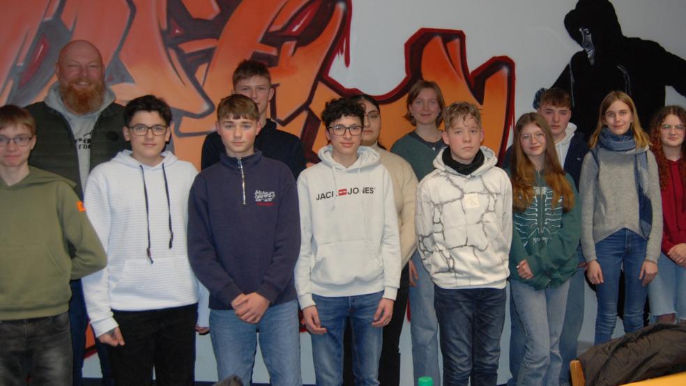 Die Kandidaten für den Jugendrat in Weener: (von links) Dorian Herrmann, neben ihm JuZ-Leiter Kim Kanschat, Ilias Michel, Torben Dreesmann, Sönke-Rikus Sonnenberg, Yassir Moha Michel, Shaqayaq Afzali, Marieke Koetsier, Evan Erik Vollborth, Sonka Marie Fresemann, Felix von Garrel, Louise Koetsier und Paula Sophie Plöger. Es fehlt Milena-Sophie Fabienne Schubert. © Hoegen