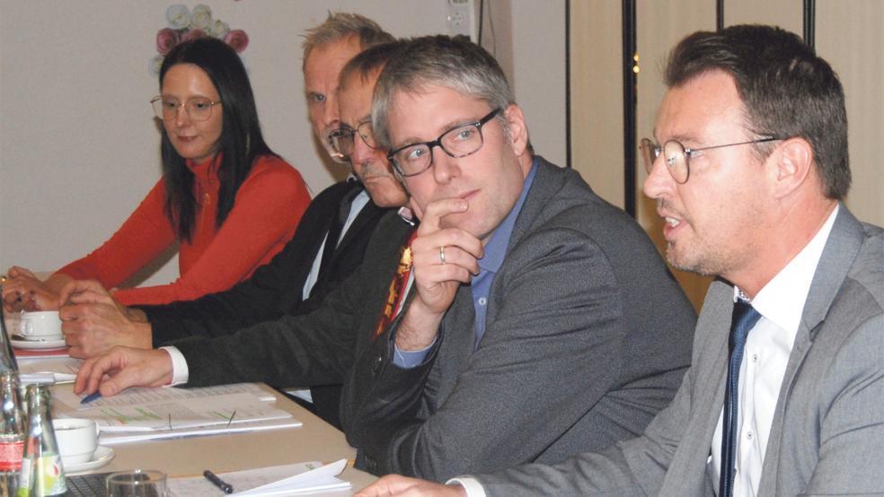 Stadtkämmerer Ingo Großpietsch hat gerade das Wort, neben ihm Bürgermeister Heiko Abbas. Hinter ihm von rechts Ratsvorsitzender Garrelt Janssen, Erster Stadtrat Hermann Welp und Fachbereichsleiterin Xenia Nording.  © Foto: Hoegen