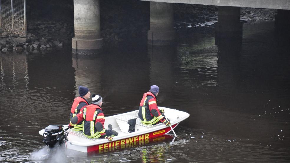 Die Feuerwehr Warsingsfehn hatte unter anderem mit einem Boot auf dem Randkanal nach dem Vermissten gesucht. © Wolters