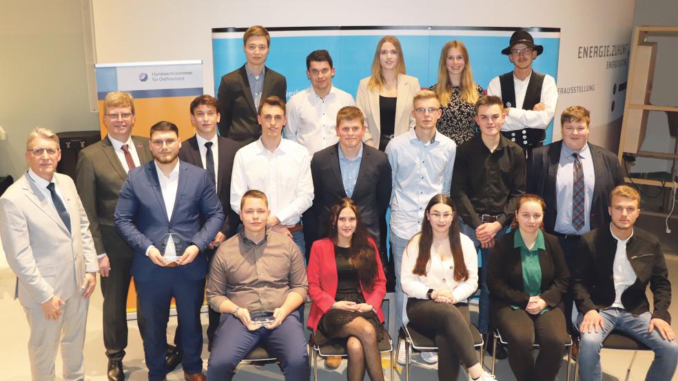 Die glücklichen Kammersiegerinnen und Kammersieger mit Hauptgeschäftsführer Jörg Frerichs und Präsident Albert Lienemann (von links).  © Foto: HWK für Ostfriesland
