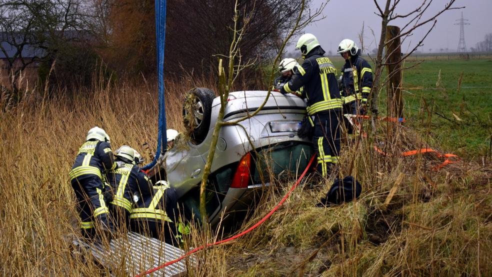 Die Feuerwehr bei der Bergung des schwer verletzten Autofahrers, der in seinem Wagen eingeklemmt war. © Feuerwehr
