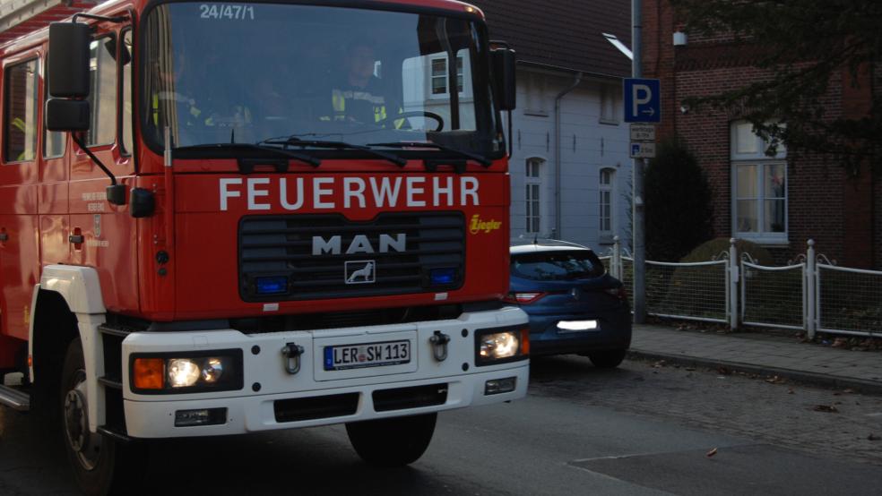 Das Tanklöschfahrzeug der Freiwilligen Feuerwehr Weener nach dem Einsatz am Altenzentrum auf der Risiusstraße auf dem Rückweg zum Feuerwehrhaus. © Hoegen