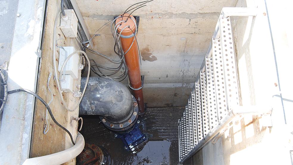 Die Pumpenanlage für das Becken des Freibades verbraucht den Löwenanteil des Stroms, denn das Friesenbad jedes Jahr bezieht. Hier ein Blick in einen der Pumpenschächte.  © Foto: Hoegen
