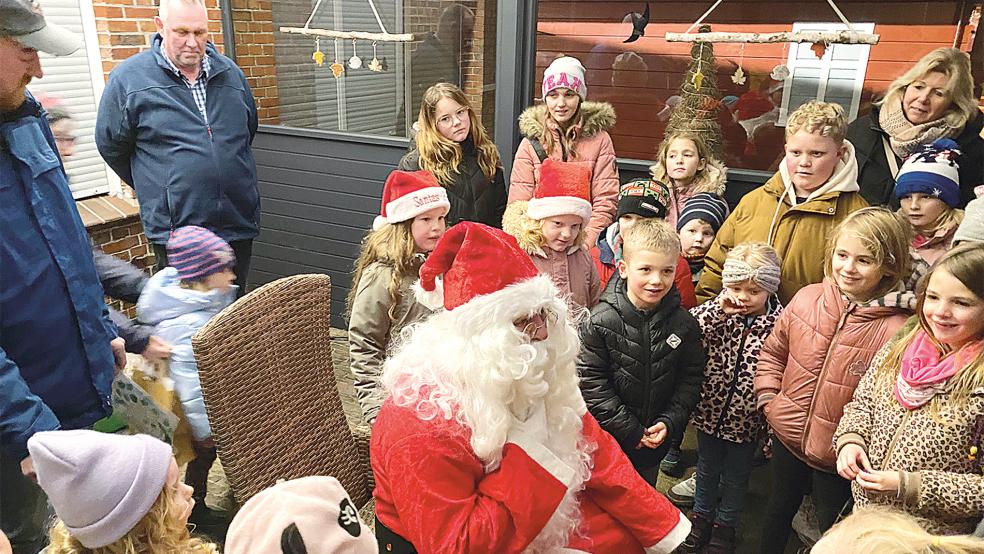 Nach einer Runde um die Mühle verteilte der Weihnachtsmann kleine Gaben an die erwartungsvollen Kinder.  © Kuper