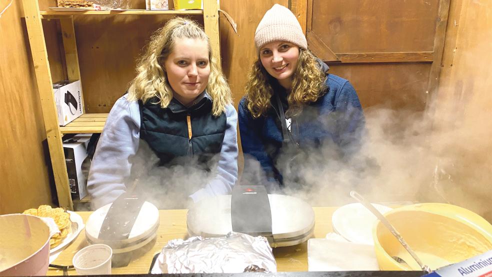 Frischgebackene Waffeln, zubereitet von Jessica Siemens (links) und Andrea Wolters, verbreiteten verführerische Düfte.  © Kuper