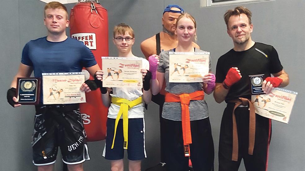 Timo Vry (von links), Dorian Herrmann, Lisa Mengel und Michael Puls absolvierten kürzlich ihre Gurtprüfungen im Chikara-Gym Bunde.  © Foto: privat