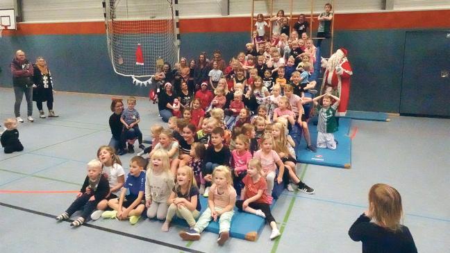 Fast 100 Kinder feiern Weihnachten beim TV