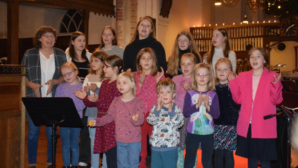 Der jüngste ist vier Jahre alt, die älteste 18. Die "Singing Kiddies" und die "Singing Kids" brachten das Publikum gleich mit drei wunderschönen Liedern in Weihnachtsstimmung.  © Himstedt
