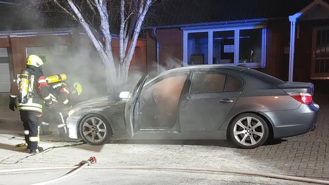 BMW fängt Feuer - Insassen ergreifen die Flucht