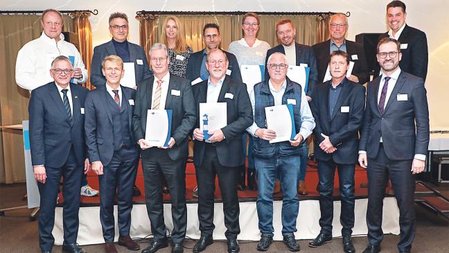 IHK würdigt 37 Ehrenamtliche