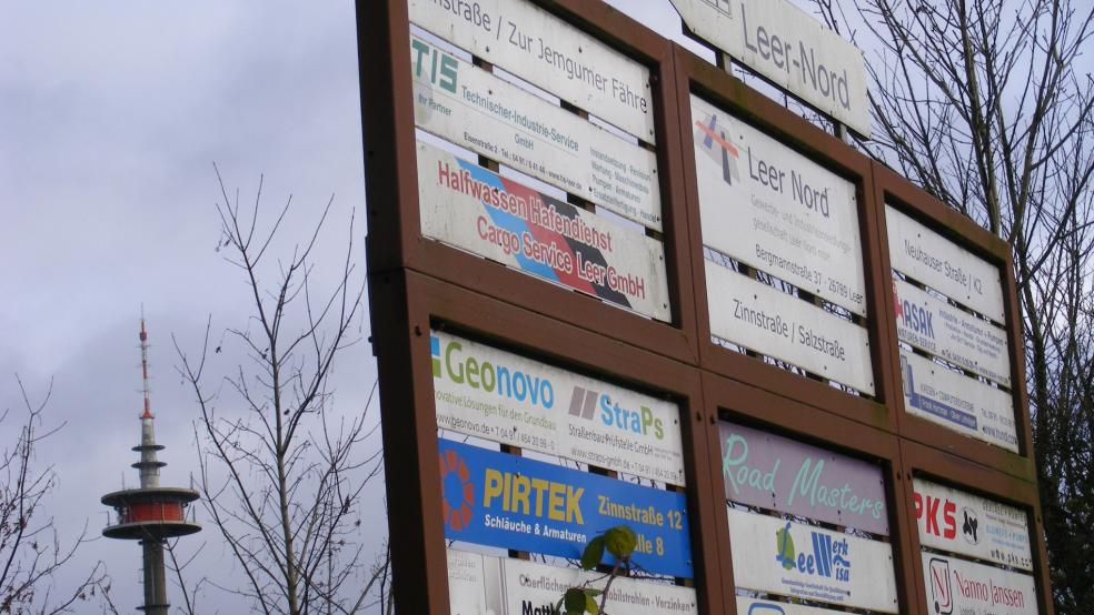 In Sichtweite des Nüttermoorer Fernsehturms wird sich der Stromnetz-Betreiber TenneT ansiedeln. Der Bau eines großen Lagers mit Ersatzteilen für Offshore-Windparks soll voraussichtlich Ende 2024 starten. © Szyska