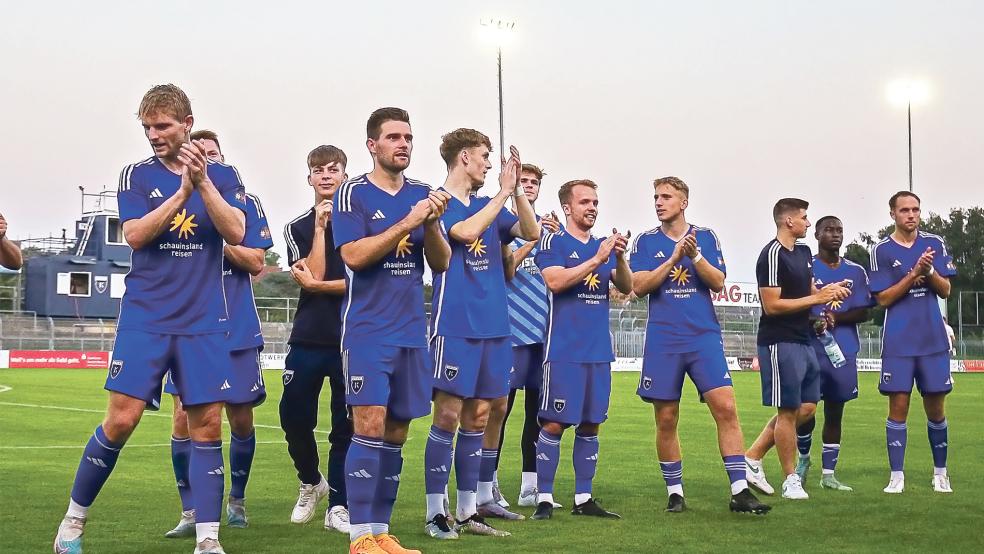 Häufig hatten die Fußballer des BSV Kickers Emden nach den Spielen Grund zum Jubeln. Seit nun sieben Spielen sind die Ostfriesen ungeschlagen und damit zum Gejagten in der Oberliga Niedersachsen geworden.  © Foto: Mennenga